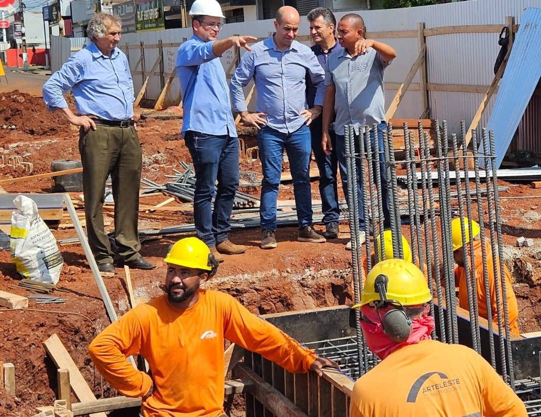 Obras dos viadutos em Sarandi seguem em ritmo acelerado e recebem visita do deputado  Evandro Araújo